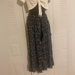 Black and white high elastic waisted skirt opens in the front.